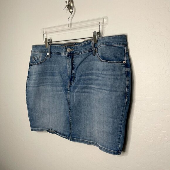 Torrid Mini Vintage Stretch Denim Skirt Size 24 #28 - Picture 4 of 6
